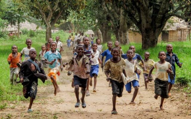 Spelende kinderen in Mwembe, foto genomen door Bert en Frank Sacré