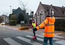 Een gemachtigd opzichter helpt iemand veilig de straat oversteken
