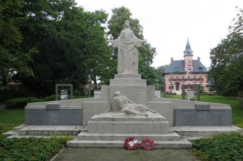Een monument ter herinnering aan de slachtoffers van beide wereldoorlogen © Traces of war