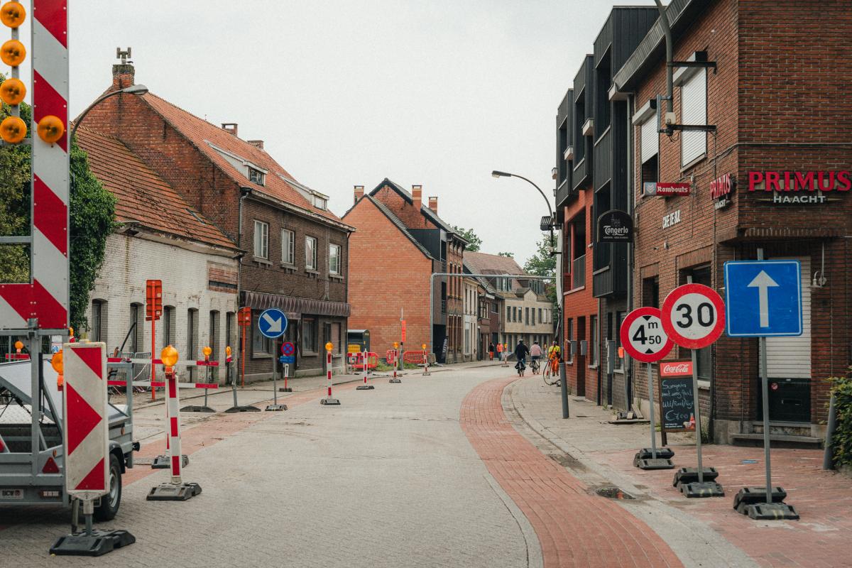 Zicht op de Dorpsstraat tijdens de nutswerken in april 2024