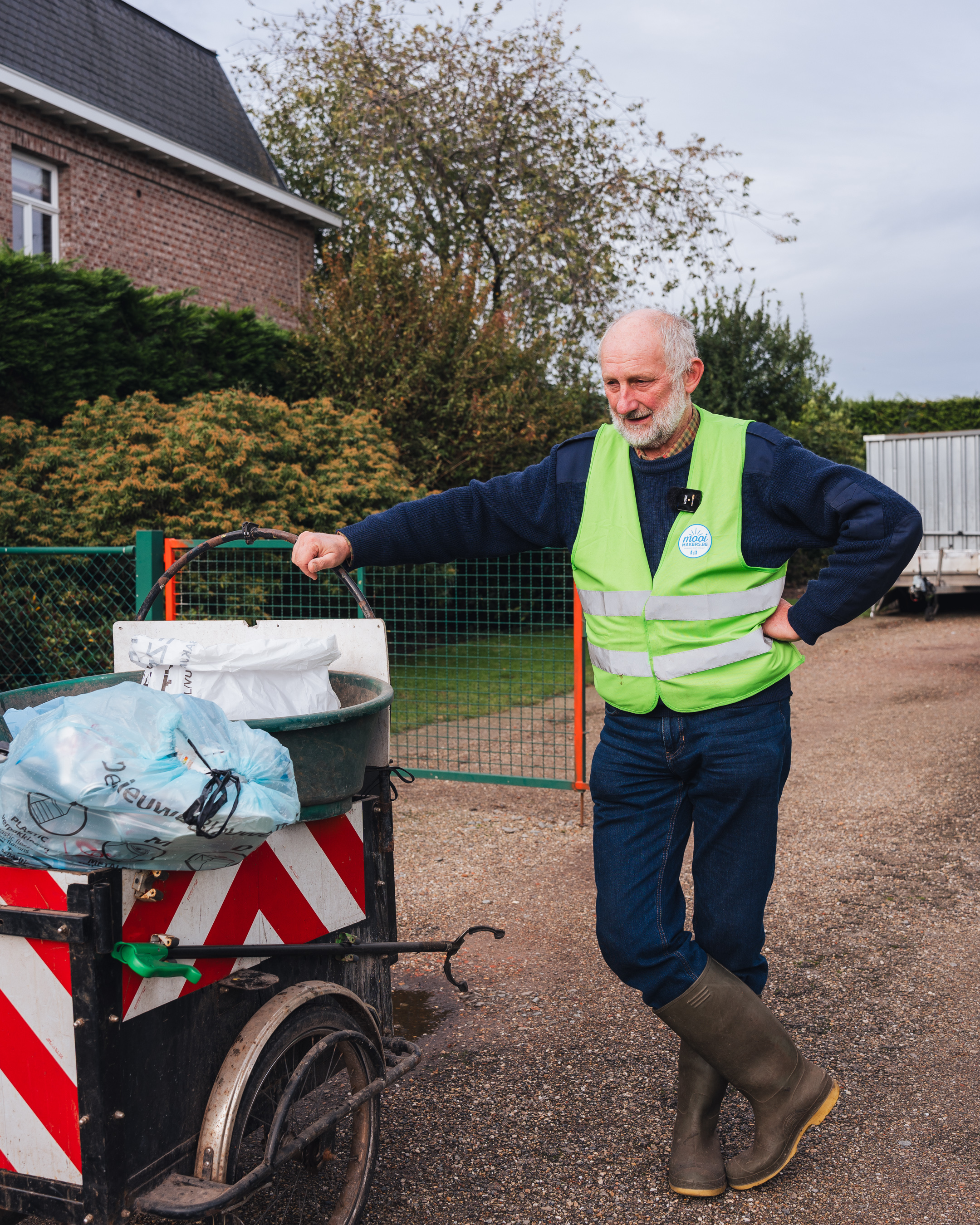 Vrijwilliger Simon bij zijn bakfiets met afvalzakken