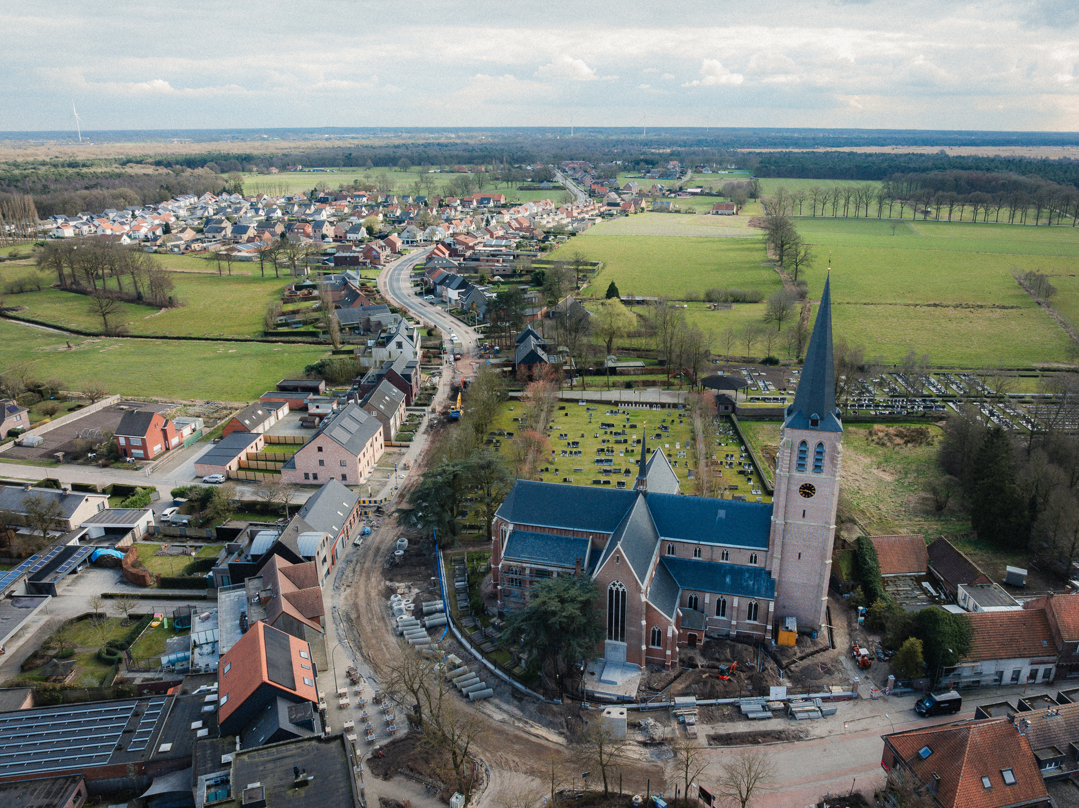 luchtfoto van de Dorpsstraat in Wuustwezel, ter hoogte van de kerk