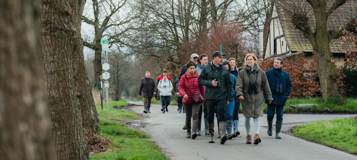 wandelaars tijdens een begeleide wandeling van de dienst toerisme in Wuustwezel