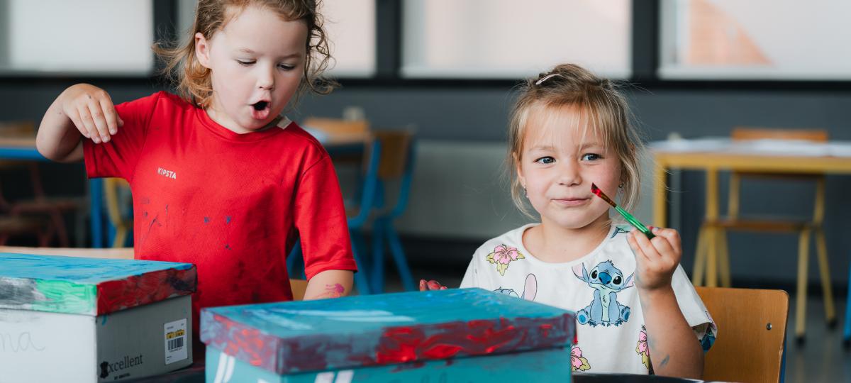 twee kleuters aan het knutselen tijdens een zomerkamp