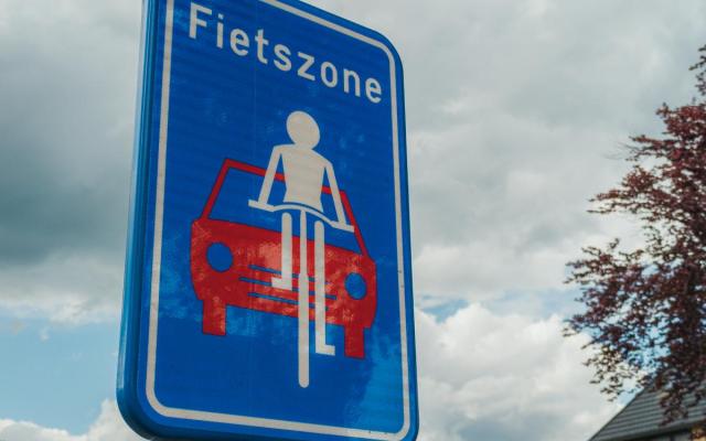 verkeersbord die het begin van de fietszone aanduidt in Gooreind