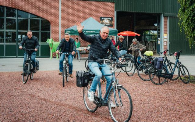 een fietser zwaait naar de camera aan het Boerenijsje in Loenhout