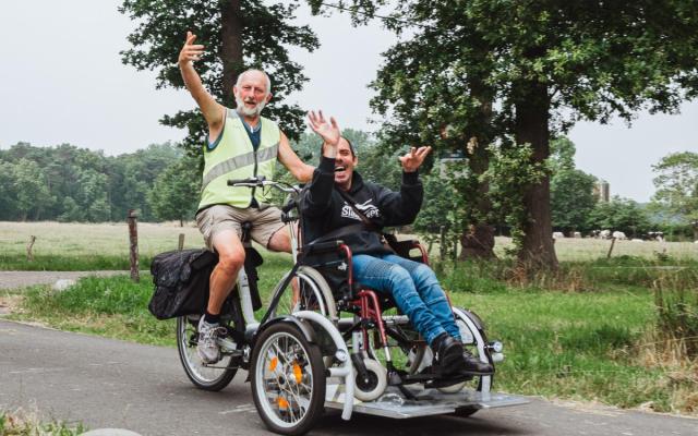 rolstoelfiets met vrijwilliger Simon en passagier Steve