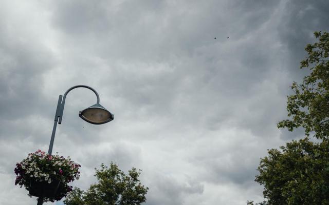 verlichting in de Bredabaan, foto met kikvorsperspectief met een bewolkte lucht op de achtergrond
