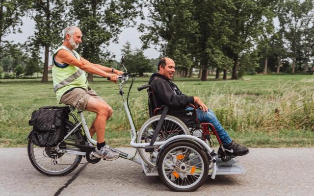 Steve en vrijwilliger Simon op de rolstoelfiets aan het Beersgat