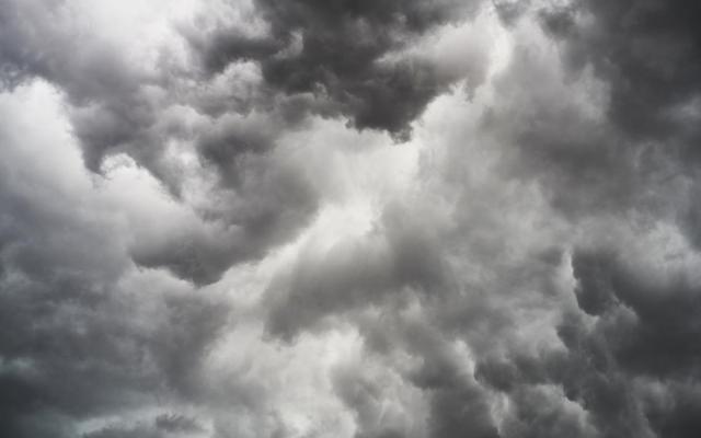 onweerswolken in zwart-wit
