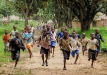 Spelende kinderen in Mwembe, foto genomen door Bert en Frank Sacré