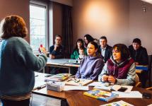 Burgemeester Wouters en minister Somers volgen een les Nederlands samen met enkele Oekraïense vluchtelingen