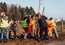 Kinderen van Klim Op en Mater Dei helpen bij de aanplant van nieuwe bomen in de Fazantendreef.