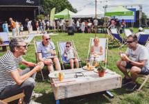 Zomers sfeerbeeldje van de gezelligheid tijdens de faitradepicknick van 2022.