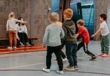 spelende kinderen tijdens de kriebelsporttweedaagse in de krokusvakantie van 2023