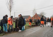 Kinderen van VBS 't Kantoor helpen bomen planten in de naburige Berkendreef