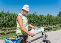 vrijwilliger Simon tijdens de fietstocht 'Loeren bij Wuustwezelse boeren'