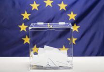 vlag van de Europese Unie achter een transparante verkiezingsdoos