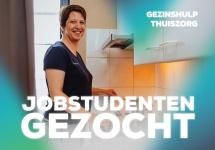 Een medewerker van de Wuustwezelse thuiszorgdienst aan het koken bij een cliënt