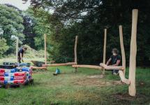 een houten speeltuig wordt geïnstalleerd in domein Franciscanessen