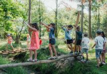 kinderen op een houten speelelement langs het Nonnekespad in Gooreind