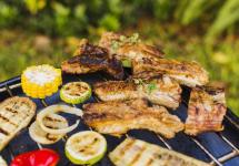barbecue met verschillende stukken vlees en groenten