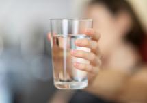 iemand houdt een glas water vast