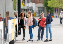 Jonge reizigers stappen in een lijnbus