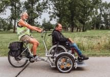 Steve en vrijwilliger Simon op de rolstoelfiets aan het Beersgat