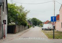 Het smalle gedeelte van de Akkerstraat, zicht vanuit de Dorpsstraat