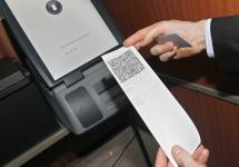 stemcomputer met uitgeprinte qr-code