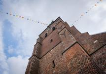 kerktoren van Loenhout, foto vanuit kikvorsperspectief