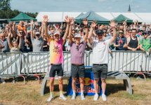 Marten Van Riel, Hayden Wilde en Ruben Gommers poseren voor een foto met het publiek van de Sterke Peer