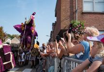 sfeerbeeld van de bloemencorso 2023, publiek en wagens