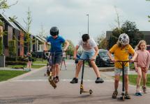 steppende kinderen in een speelstraat