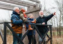 wandelaars op het uitkijkplatform in Het Marum