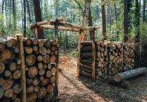 houten toegangspoort tot het nieuwe speelbos Bleke Heyde