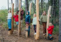 spelende kinderen in speelbos Bleke Heyde