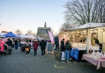 gezellige drukte op de Kerkplaats tijdens Gooreind Kerst 2023 - foto: Wezelopdefoto