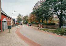 Dorpsstraat, ter hoogte van de bocht aan de kerk