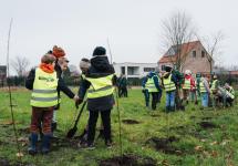 leerlingen van KlimOp helpen bij de aanplant van het natuurperk aan het Hubertinepad