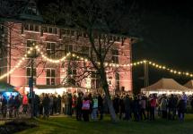 Nieuwjaarsdrink 4 januari 2025: foto van het gemeentehuis met sfeerverlichting en honderden bezoekers